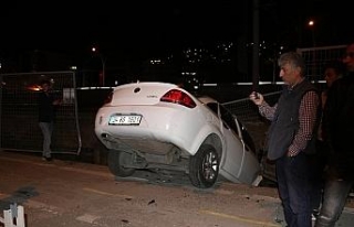 Savrulan otomobil tren yoluna girdi