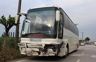 Servis otobüsü otomobile çarptı: 1’i çocuk...