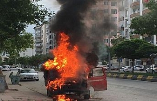 Seyir halindeki kamyonet alev alev yandı