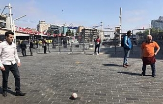 Taksim Meydanında esnaf top oynadı