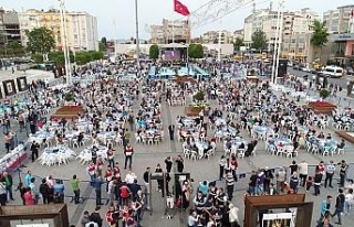 Taksim Meydanı’ndaki dev iftar havadan görüntülendi