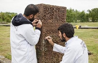 Tarihi mezar taşları ayağa kaldırılıyor