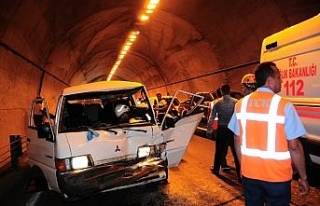 Tünelde feci kaza: Turistler ölümden döndü