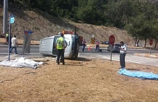 Turist minibüsü otomobille çarpıştı: 4 ölü,...