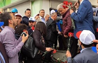 TÜRK-İŞ Cumhuriyet Anıtı’na karanfil bıraktı