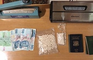 Uyuşturucu haplar duvarın içinden çıktı