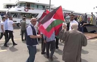 Vatandaşlar teknelerle Yenikapı miting alanına...