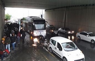 Yağmur yağdı vatandaşlar üst geçit altlarına...