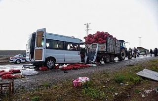 Yolcu minibüsü traktöre çarptı: 2 ölü, 10 yaralı