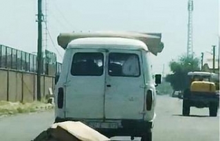 Yolda ilginç manzara: Çekyatı böyle taşıdı