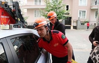 1 yaşındaki çocuk otomobilde mahsur kaldı