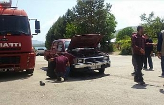 2 gündür kamyonetindeki yılanı çıkarmaya çalışıyor