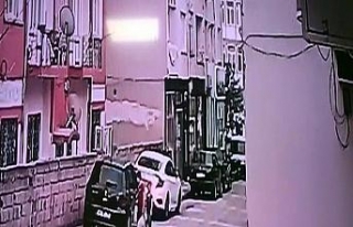 4’üncü kattan otomobilin üzerine düştü