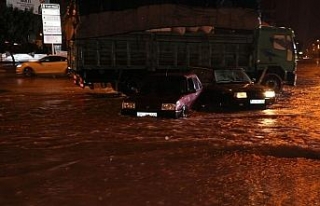 Adana sağanak yağışa teslim oldu