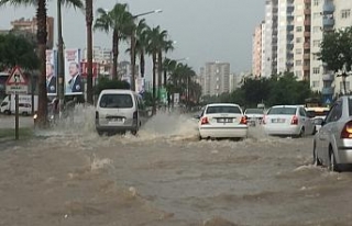 Adana’da yollar nehre döndü