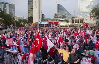 AK Parti Genel Merkezi önünde kutlama başladı