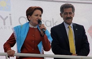 Akşener yağmur nedeniyle mitingi yarıda kesti