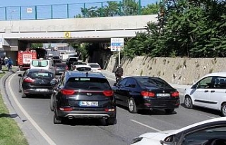 Altgeçide takılarak devrilen tır trafiği felç...