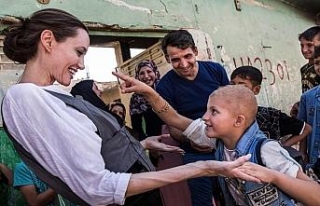 Angelina Jolie Irak’ta evsiz aileleri ziyaret etti