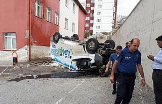 Ankara’da minibüs okulun bahçesine uçtu