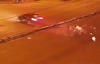 Aşırı hızlı otomobil motosiklete çarptı: 1...