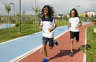 Atletizmde şampiyon olan otistik ikizlerin büyük...