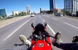 Ayaklarıyla motosiklet süren maganda yakalandı