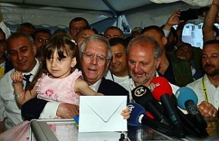 Aziz Yıldırım ve Ali Koç oylarını kullandı