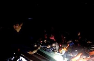 Batmak üzere olan bottan 53 göçmen kurtarıldı