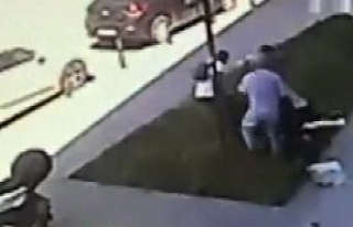 Beyoğlu’nda yürüyen kadına saldırı kamerada