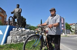 Bisikletine 52 yılını adadı, ilçeye heykeli dikildi