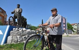 Bisikletine 52 yılını adadı, ilçeye heykeli dikildi