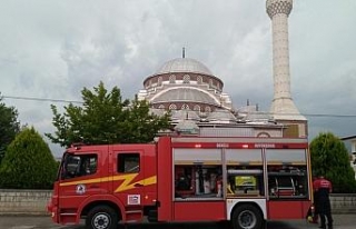 Camide yıldırım paniği