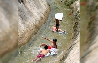 Çocukların su kanalında tehlikeli rafting keyfi