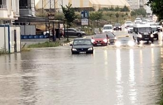 Çorlu’da sağanak yağmur caddeleri göle çevirdi