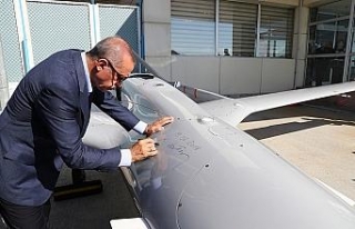 Cumhurbaşkanı Erdoğan insansız hava aracına imzasını...