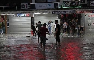 Denizli’de sağanak yağış su baskınlarına neden...