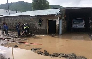 Dere taştı, köyler su altında kaldı