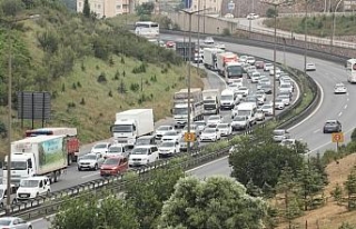 Dönüşe geçen tatilciler TEM’i doldurdu