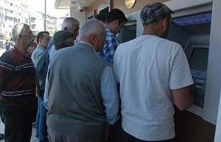 Emekliler bayram ikramiyelerini almaya başladı