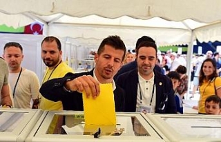 Emre Belözoğlu da oy kullandı