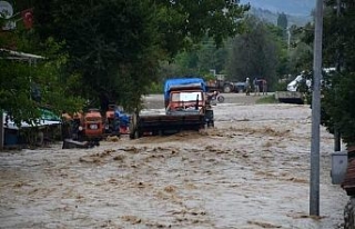 Evleri su bastı, araçlar yolda kaldı