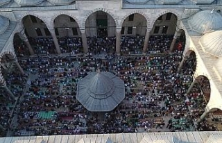 Fatih Camii’ndeki yoğunluğu havadan görüntülendi