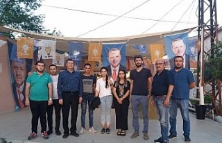 Foça’da broşür dağıtan AK Parti’li gençlere...