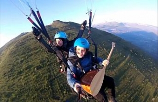 Gökyüzünde bağlama çalarak 3 parça seslendirdi