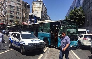 Halk otobüslerinin kazası güvenlik kamerasında