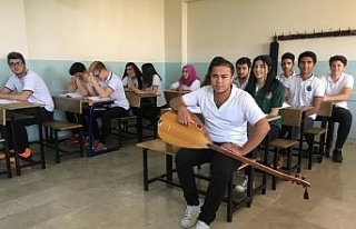 Hem okula gidiyor hem de pamuk şeker satıp ailesine...