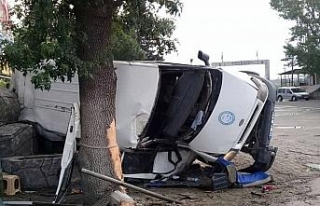 İşçileri taşıyan midibüs devrildi: 20 yaralı