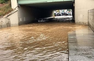 İstanbul’da araç alt geçitte mahsur kaldı