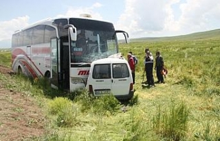 Kamyonetle yolcu otobüsü çarpıştı: 1 ölü,...